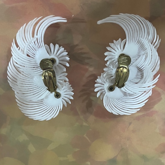 Vintage White Feather and Daisy Soft Plastic Statement Fan Earrings - Picture 2 of 5